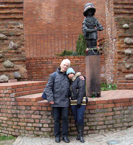Piotr Stanisaw Krl z crk Dorot pod pomnikiem Maego Powstaca